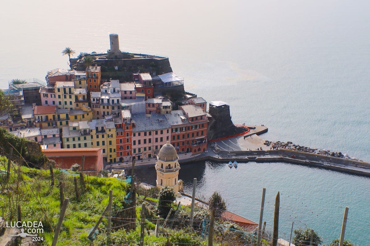 Vernazza vista dal sentiero tra mare e luce