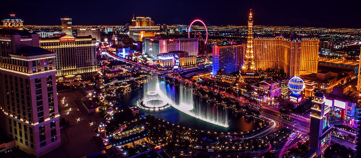 Rod Stewart stuns wedding couple on Las Vegas Strip