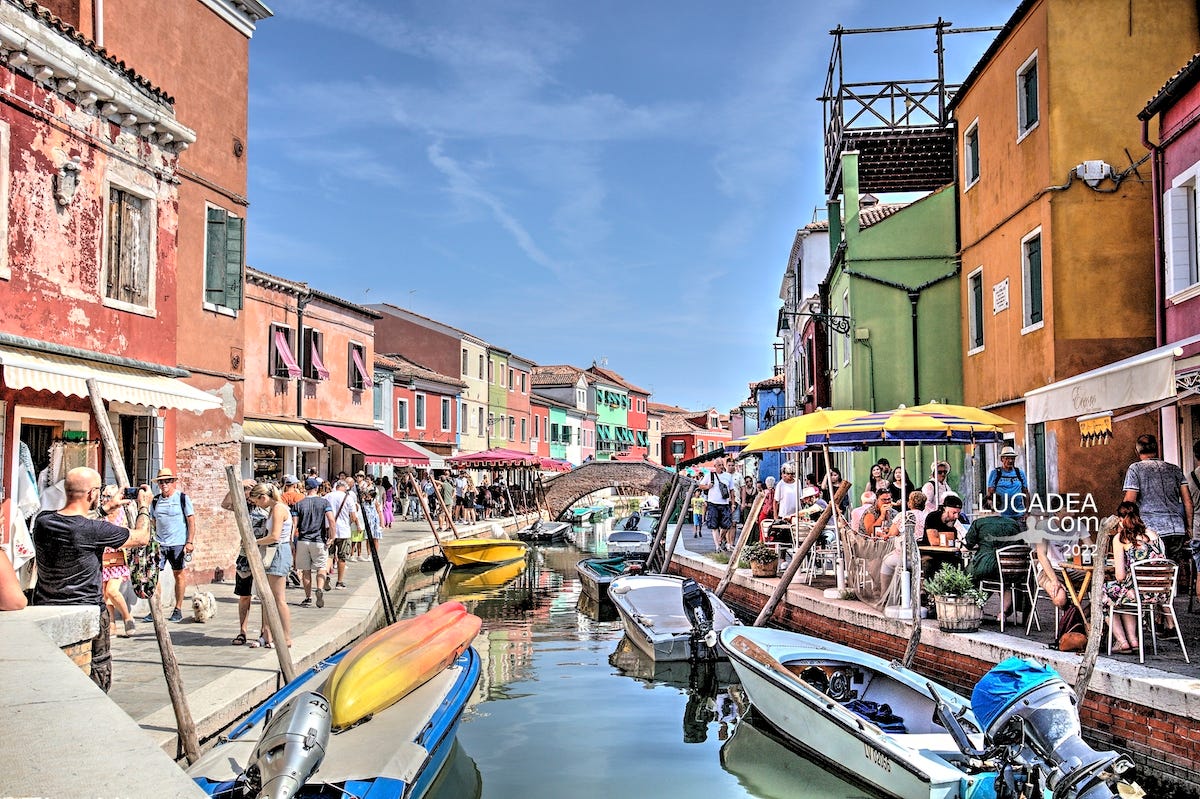 Passeggiando tra le case ed i canali di Burano