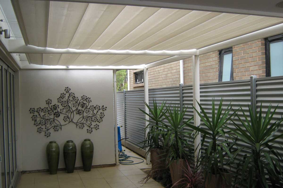 Difference Between Retractable Awnings and Pergola by Soltex