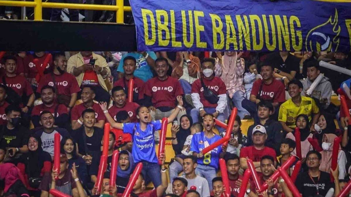 Suporter Bandung BJB Tandamata, D’Blue, di antara lautan suporter BIN. Istimewa untuk Sukabumi Update