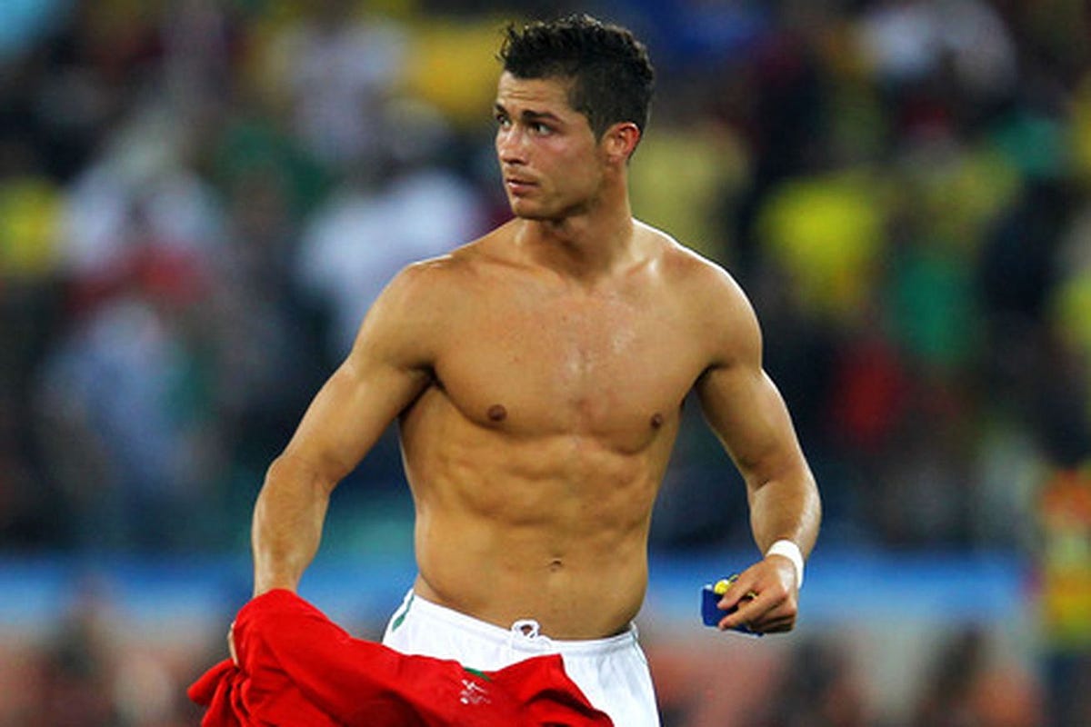Ronaldo'nun Sırrı: Sıska Genç Nasıl Sahaların Vücut Tanrısı Oldu? | by  Cebindeki Koç | Fitwell Blog