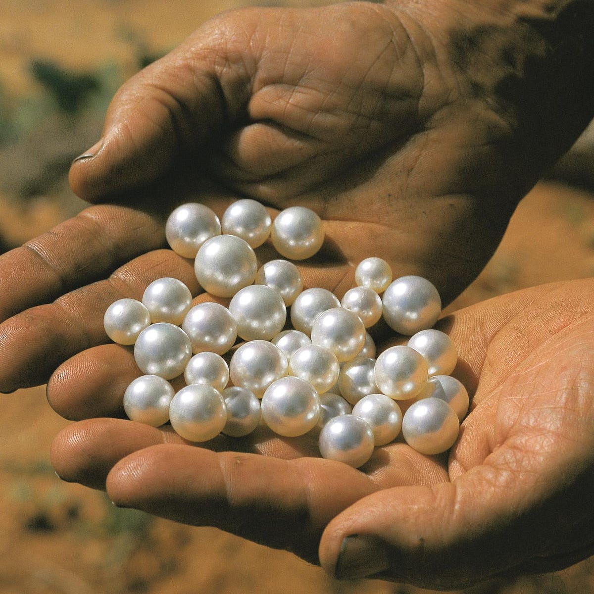 How Do You Determine the Quality of a Pearl? by La solitaire Medium