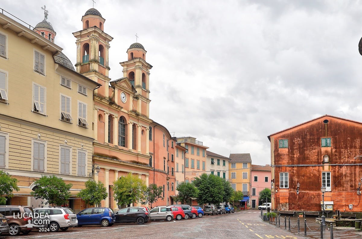 La piazza del castello di Varese Ligure