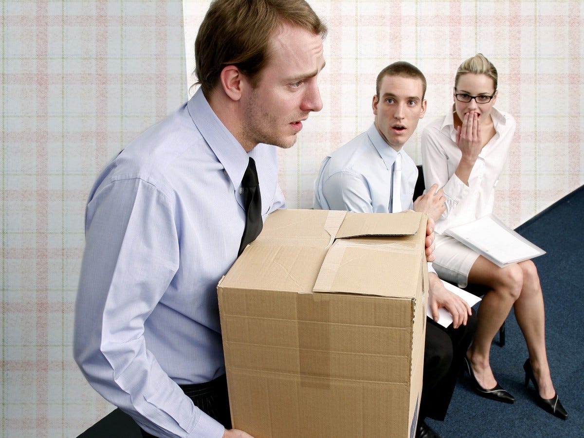 увольнение. уволили с работы. человек увольняется. сколько оплачивается после увольнения. при увольнении.