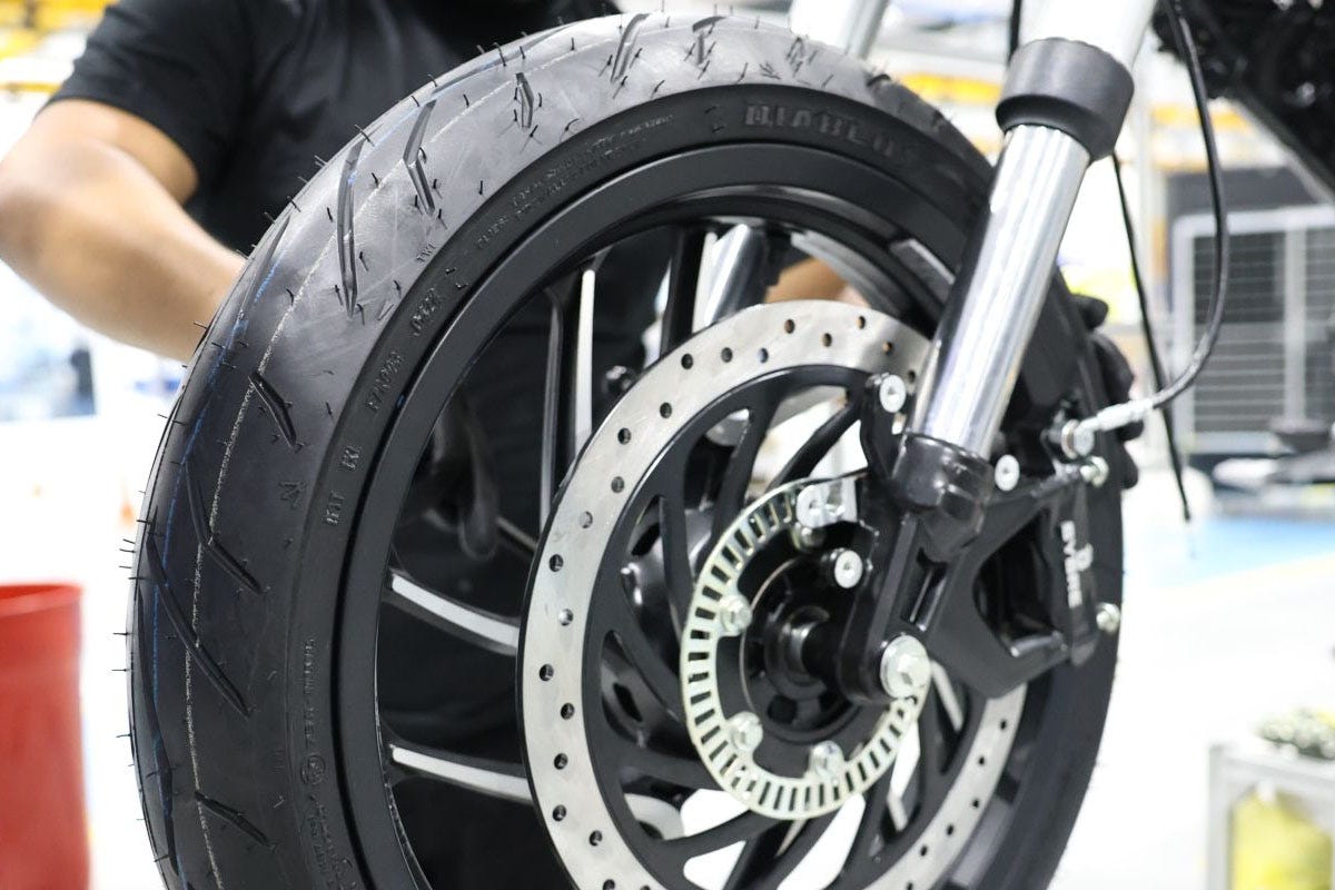 Bajaj adota pneus Pirelli e Metzeler em toda produção nacional de motocicletas