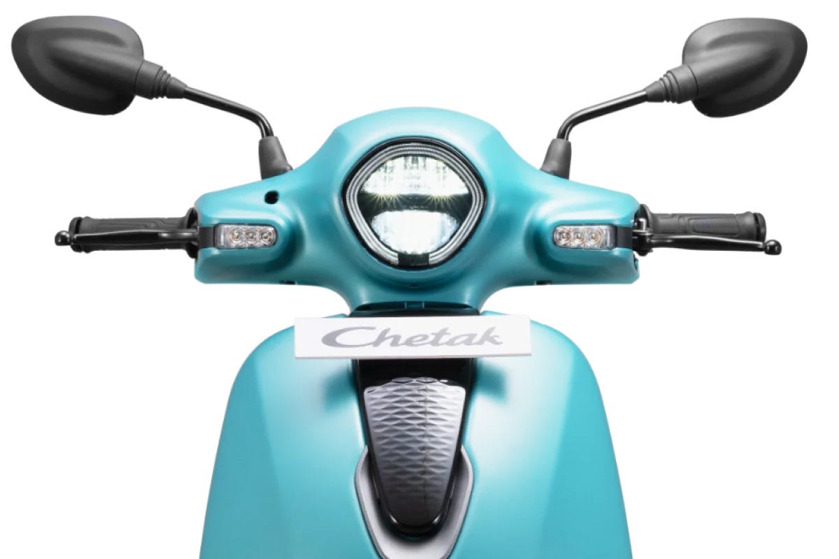 Bajaj Chetak 2026 chega com painel colorido, Google Maps, cinco versões e mais potência; detalhes
