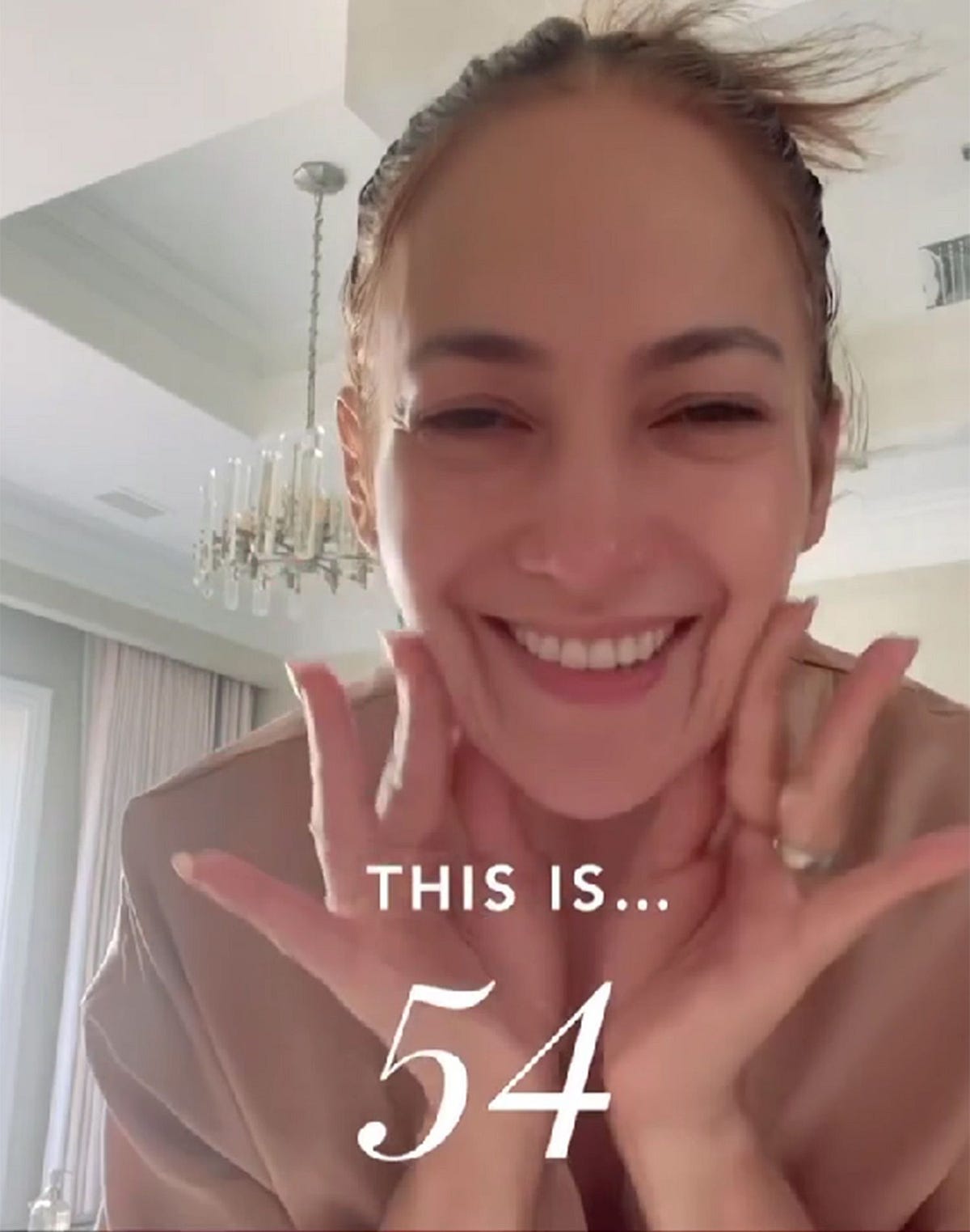 Jennifer Lopez at 54: An Iconic Celebration of Natural Beauty and 