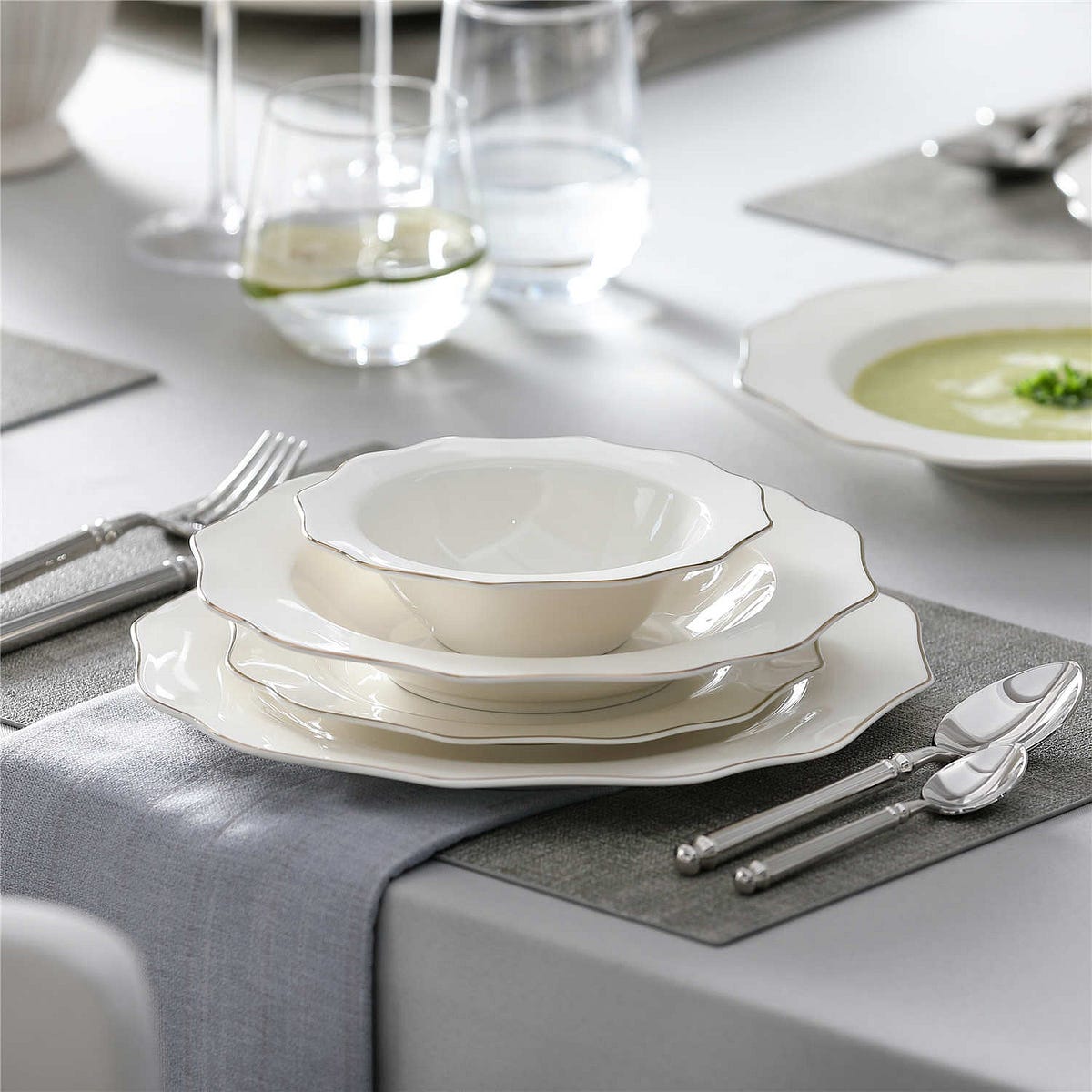 5 Key Differences Between Porcelain Dishes and Stoneware for Your