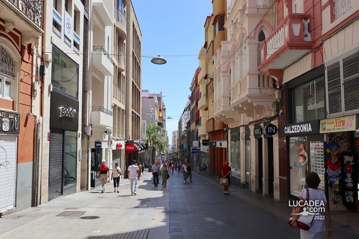 Una delle vie centrali di Santa Cruz di Tenerife