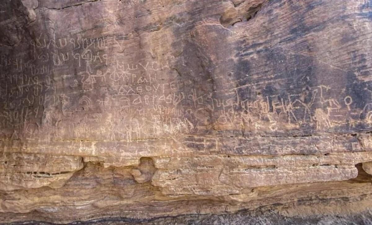 Archaeologists Discover a Cave in Egypt That Recorded 10,000 Years of ...