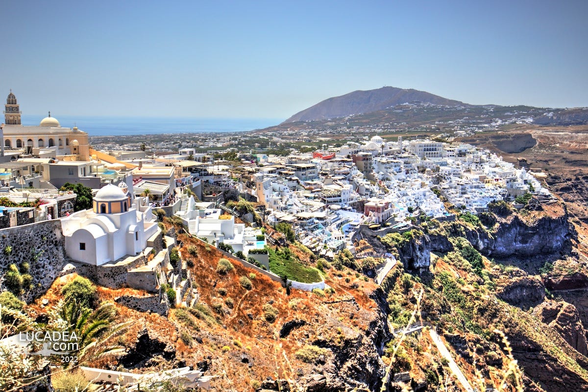 La vista sul borgo di Thira nell’isola greca di Santorini