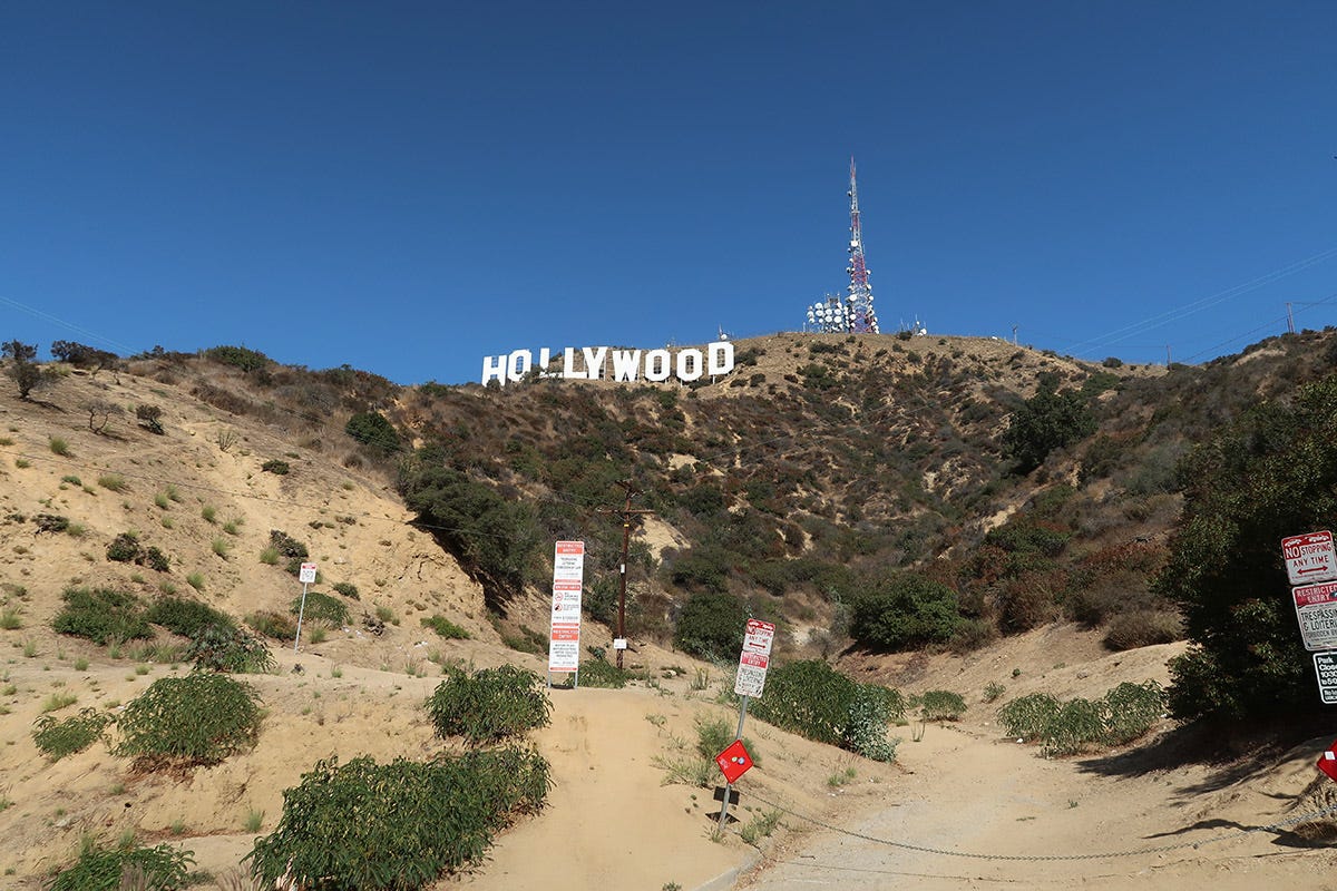 Sinal De Hollywood. Los Angeles California Com Fundo Azul Foto