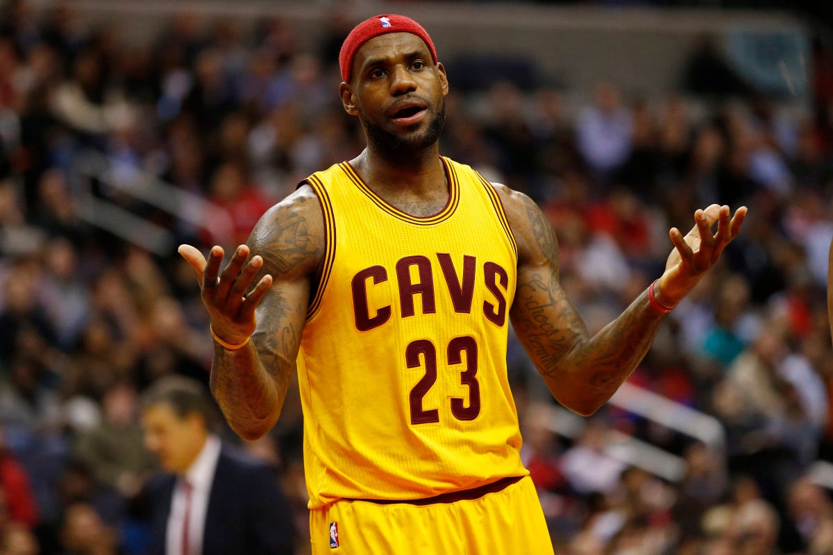 Cleveland Cavaliers: LeBron James rips jersey sleeves during game