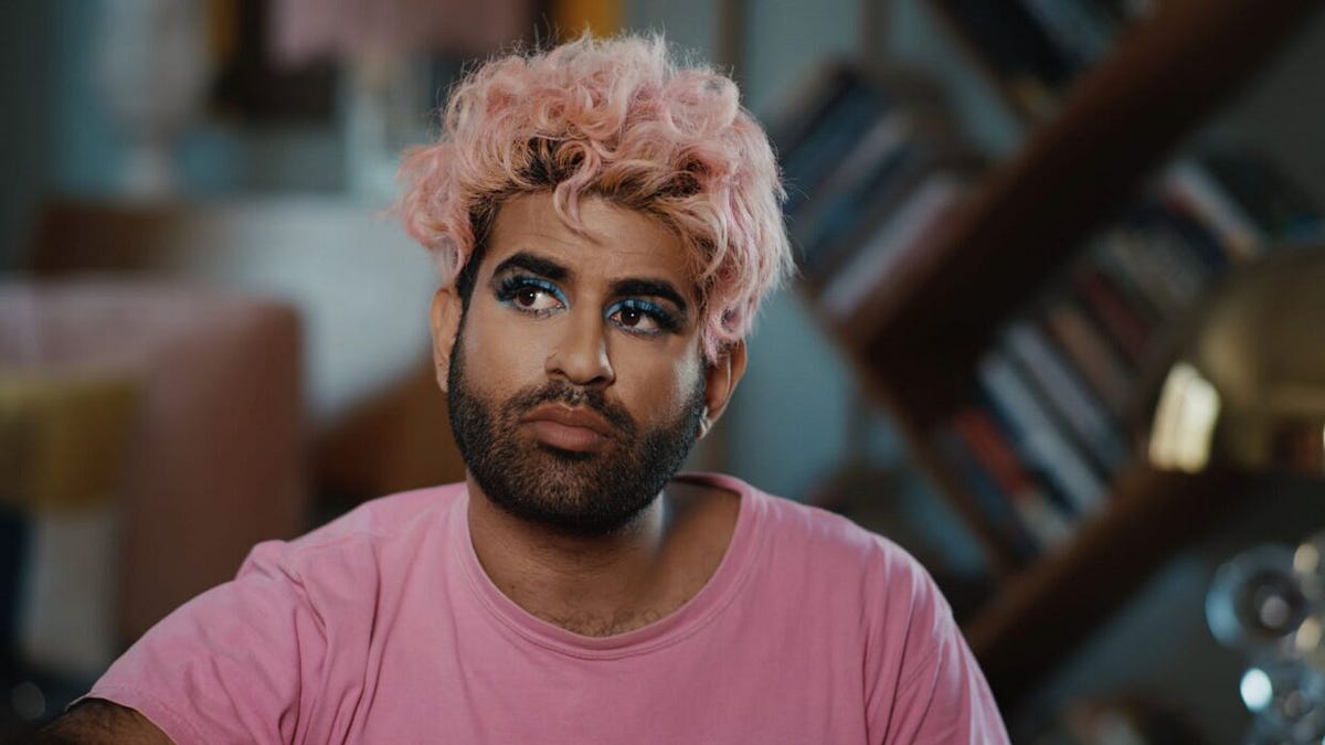 Image of: Art and activism: Alok Vaid-Menon’s contributions to LGBTQ+ rights