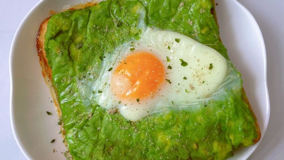 15-Min Oven-Baked Avocado Toast With Gooey Egg (Vegetarian) | TheCleanEat