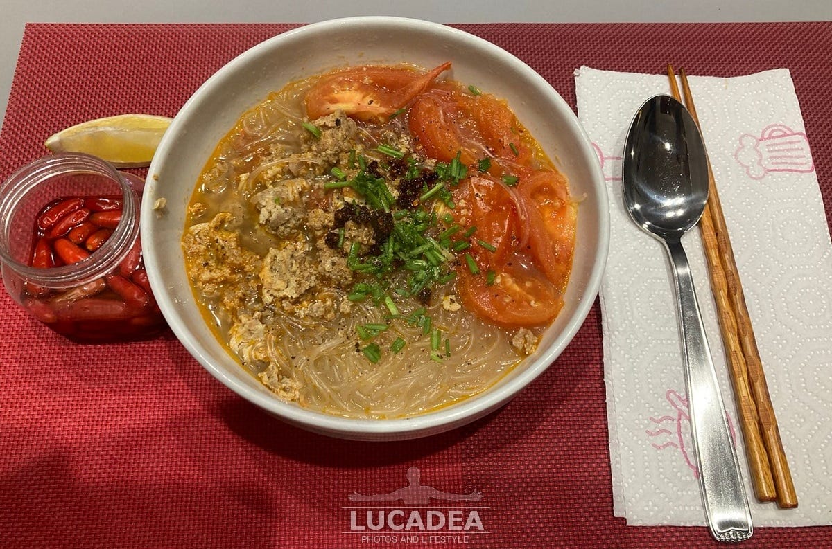 Cucina vietnamita: vermicelli con zuppa di granchio e carne, la ricetta