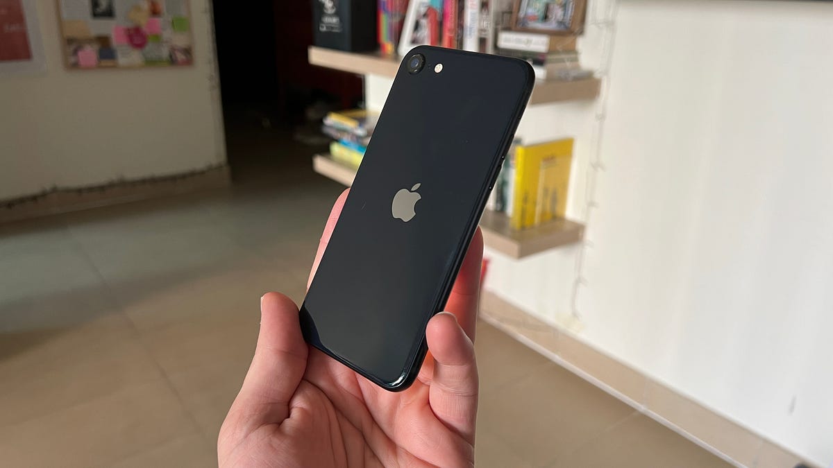 iPhone SE 4: リークされたレンダリング画像と期待される機能が明らかに |リザ・ポドカメナほか | 2011/11/1主なダイジェスト | 2025 年 1 月