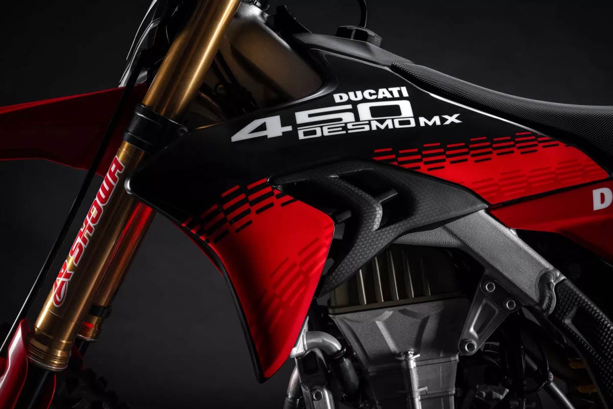 Moto Ducati Desmo450 MX Factory 2026 pronta para competição, 449,6 cc, potência 63,6 cv, Showa…