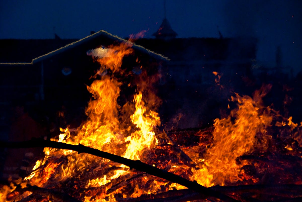 поджег дом. умышленный поджог дома. умышленный поджог дома. горелый дом в лесу. поджег дом.