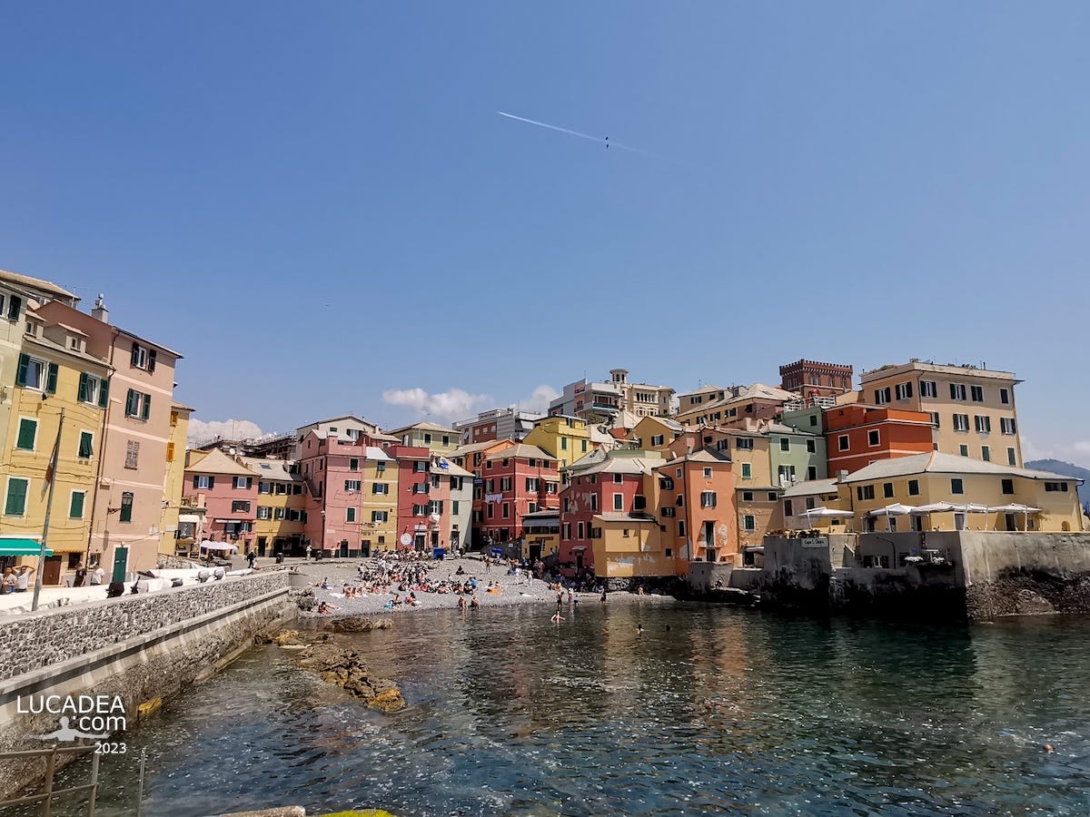 Un paio di foto del borgo di Boccadasse a Genova