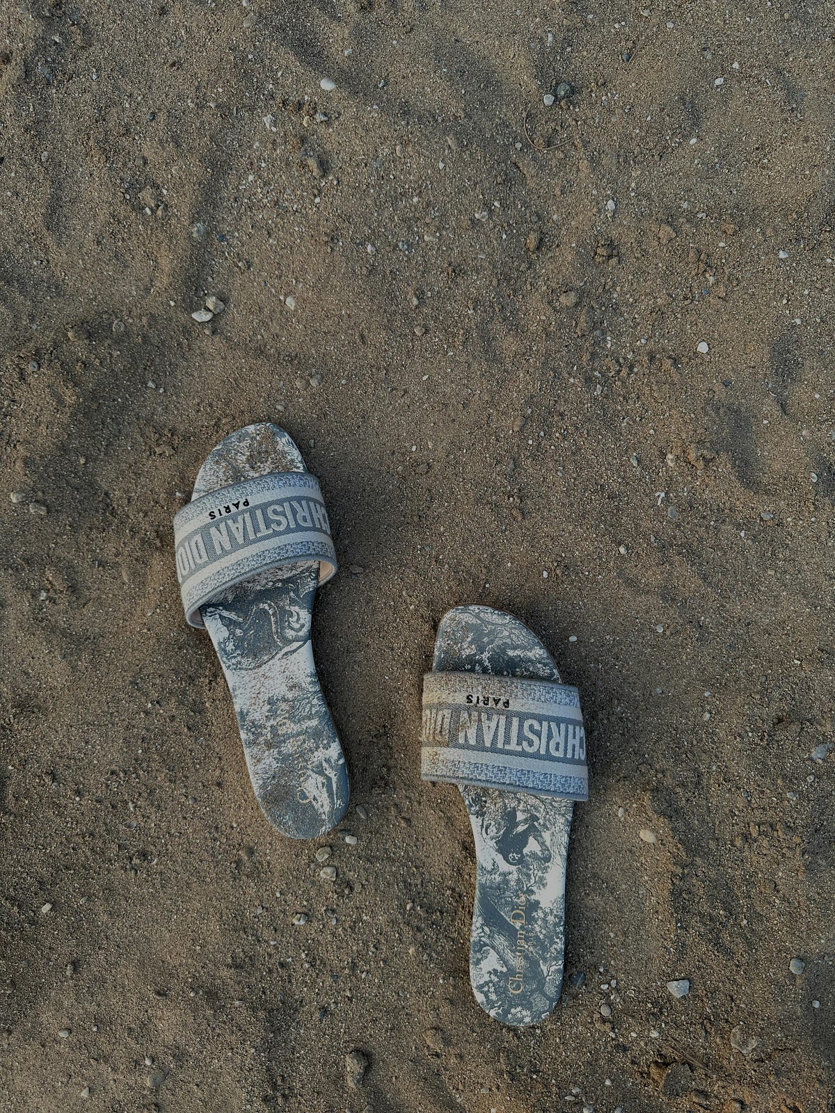 Difference Between Sliders and Flip Flops by Coralhaze Apr, 2024