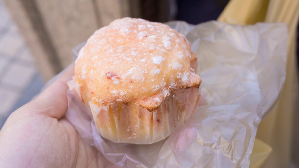 ขนมด้านซ้ายนี้ จำชื่อมันไม่ได้ / แต่มาจากร้าน Isuzu Bakery Ikuta Road