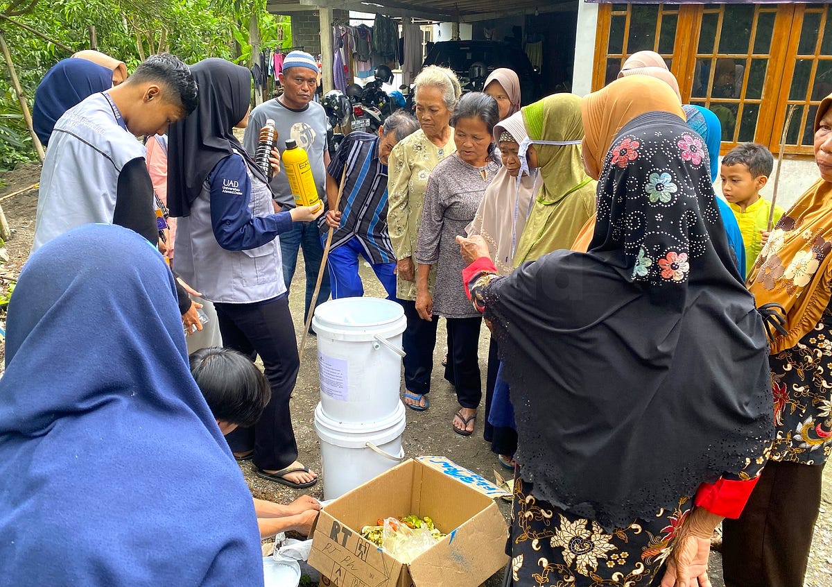 KKN Universitas Ahmad Dahlan Dan Warga Dusun Semawung Olah Limbah Dapur ...