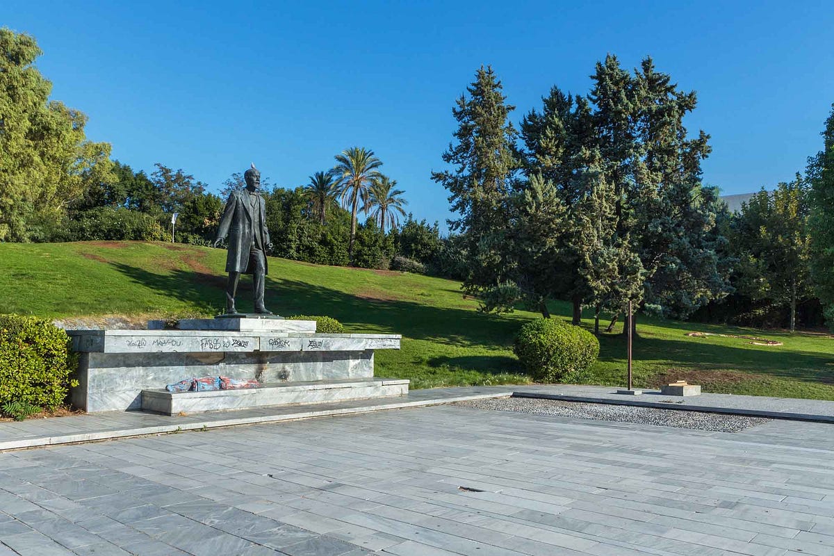 ‘Antimonuments are not erected to honour ‘great men’ but to honour the
