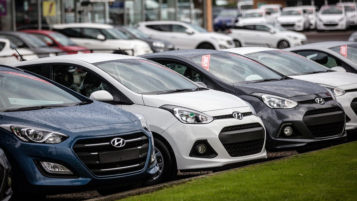 On the Hunt Strategies for Finding the Best Deals at Car Yards by
