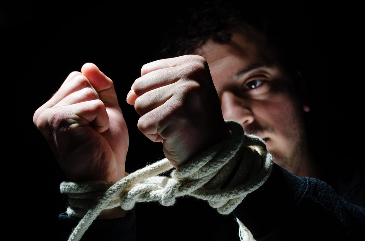 гимнастика связанная верёвкой. связанные руки похищение. связаны картинка. свяжите руки сыну. связанные руки.