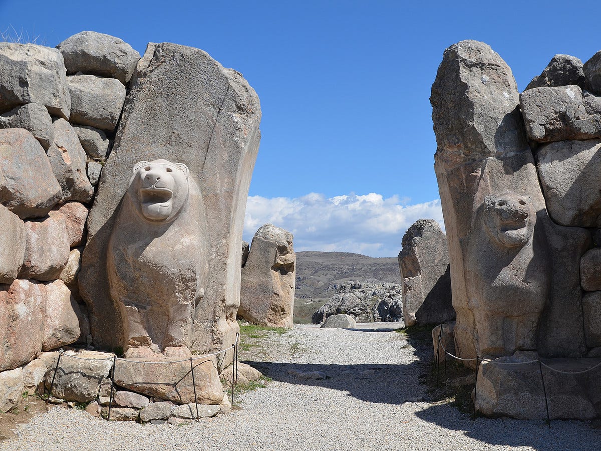 Hitit aslanlı yol/Hattuşa kent kapısı (Kaynak: https://www.worldhistory.org/). Bu kapının hemen önünde kırmızı taşlarla serili bir yol bulunduğu ve bu yoldan kralın şehre giriş yaptığı söylenir. Kırmızı halı serme geleneğinin Hattuşa’daki bu kırmızı taşlı kral yolundan esinlenildiği bilinir.