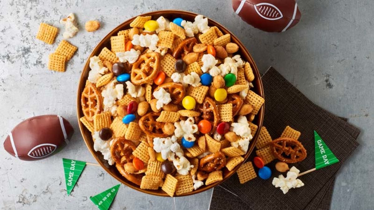 Tailgate Snack Mix Recipe, Tailgate snack mix, Game day snack mix, Savory snack mix, Easy snack mix,