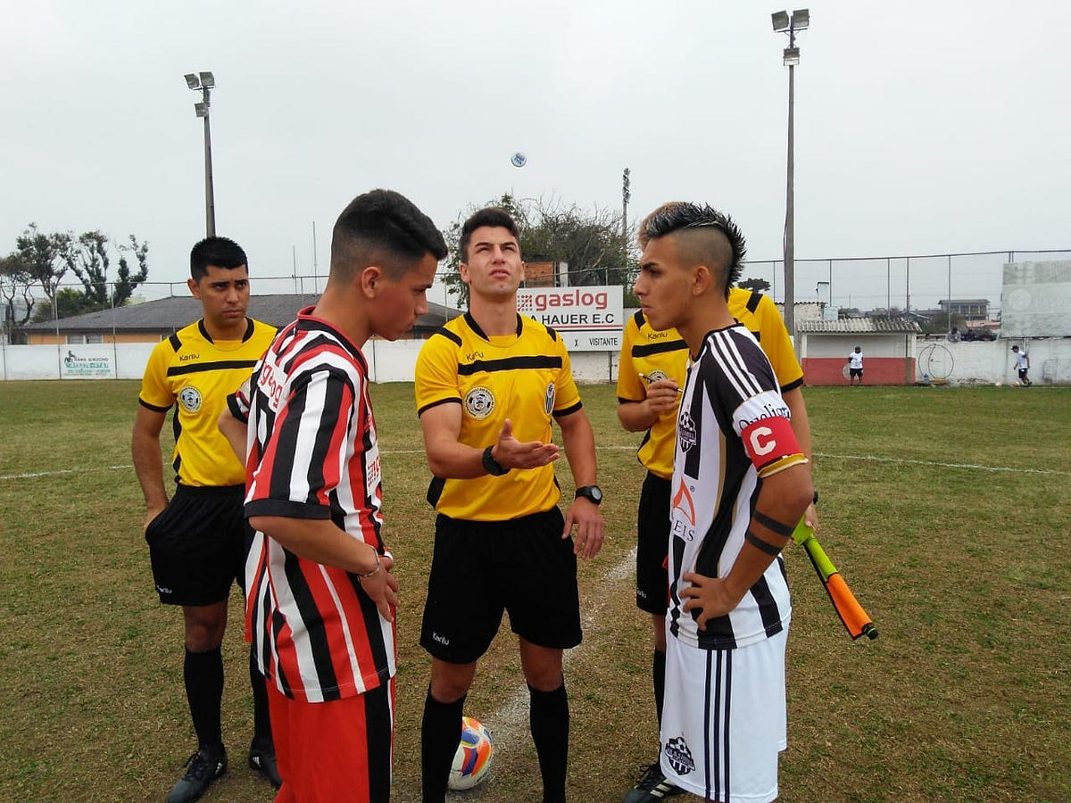 Esse ângulo mostra que a bola não - Fanáticos Por Futebol