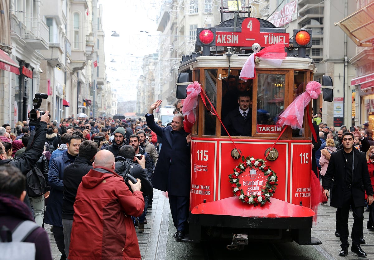 Таксим как добраться. Стамбул трамвайчик. Истикляль новый год. Площадь Таксим в Стамбуле. Площадь Таксим в Стамбуле на новый год.