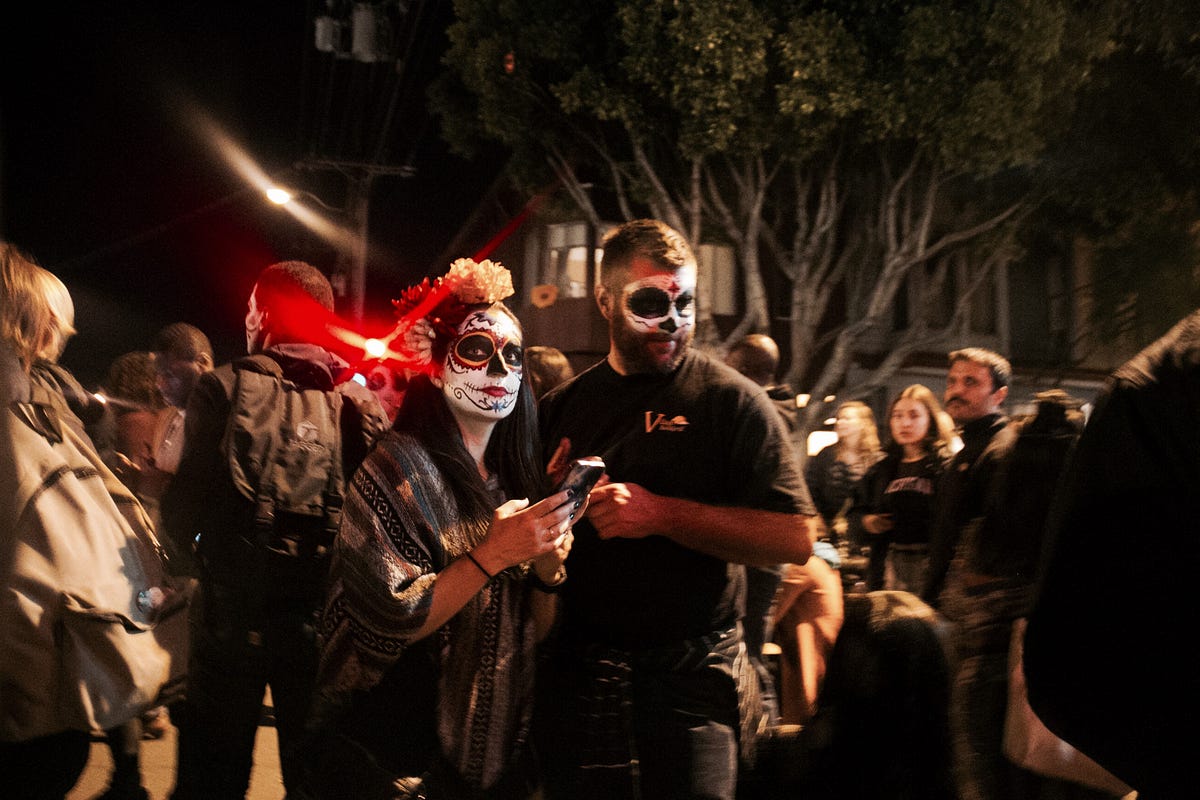 Image of: Stunning Photos from Día de los Muertos in the Mission