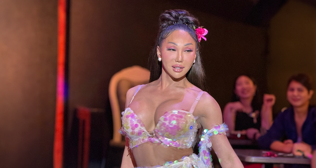 Image of: Transgender showgirls pop up in the Marina