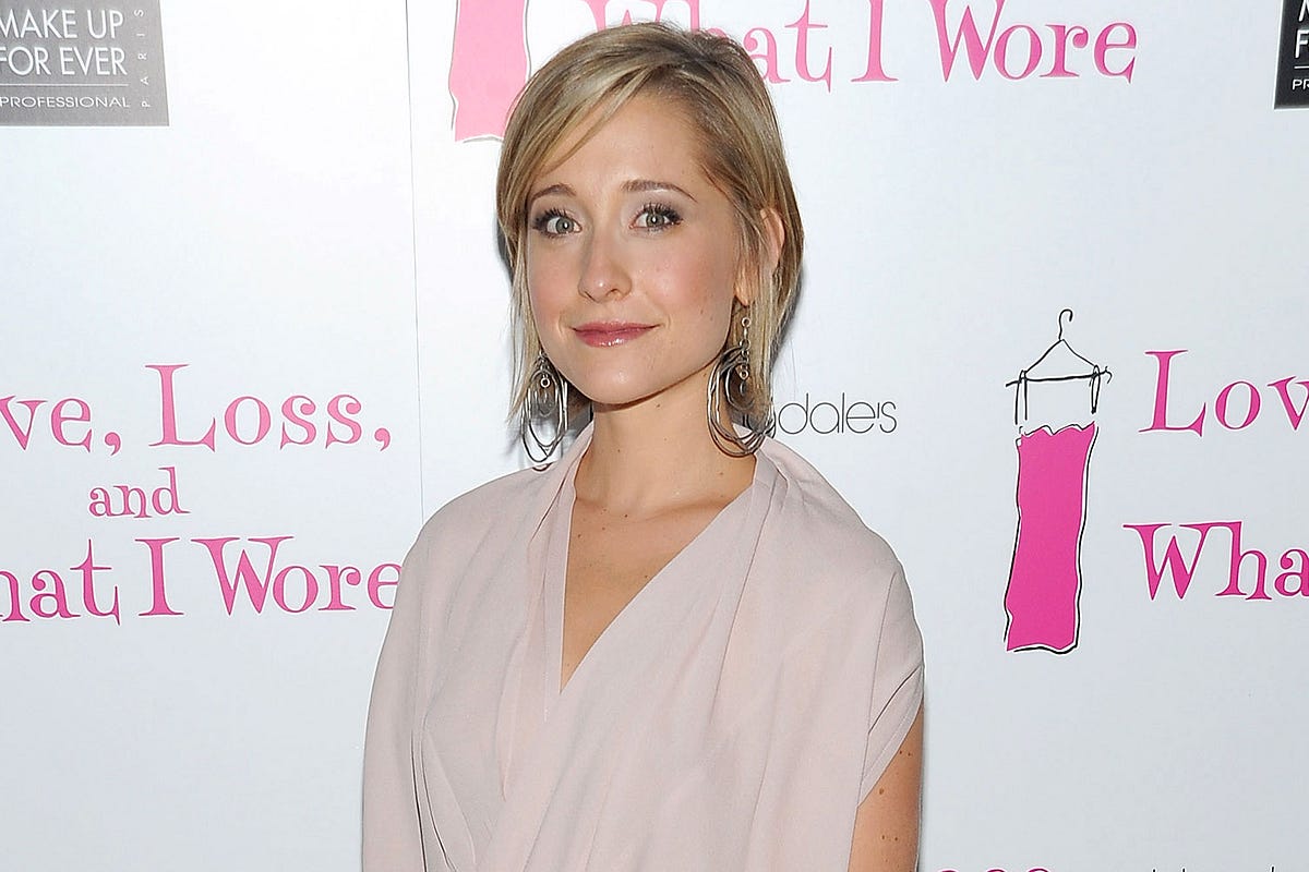 ‘smallville Star Allison Mack Is Charged With Racketeering For Sex Traffic Cult By Liz Fe