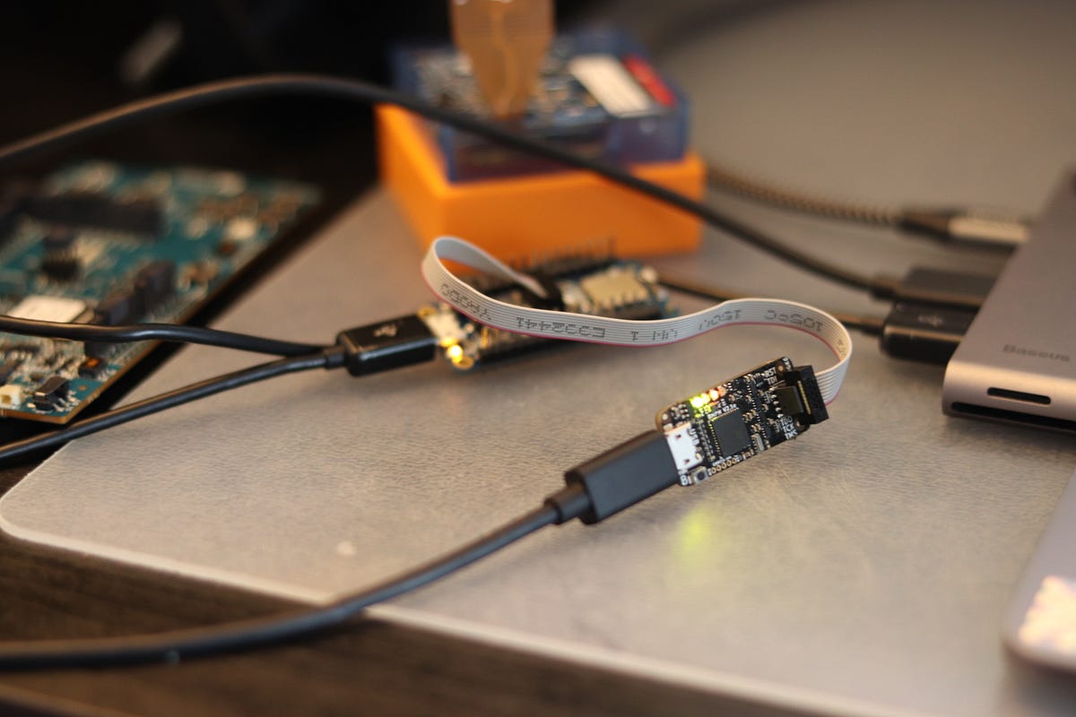 Adafruit nRF52840 BLE probes using Black Magic Probe debugger by Asen