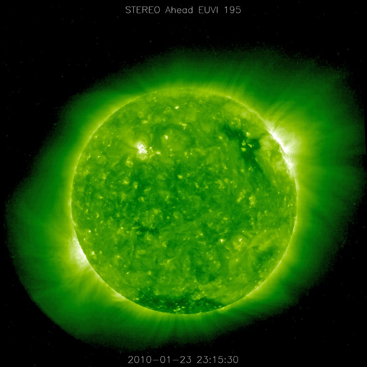 Massive UFOs Near the Sun: Extraterrestrial Craft Utilize Sun’s Stargate
