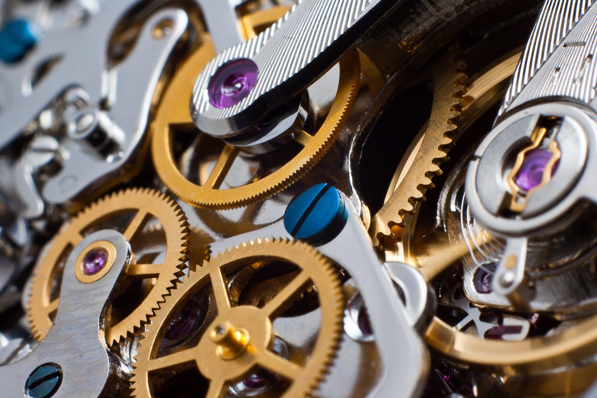 Джон уик часы. Inside watch. Watch mechanism. Часы джон уик 2. Ремонтирует часы.