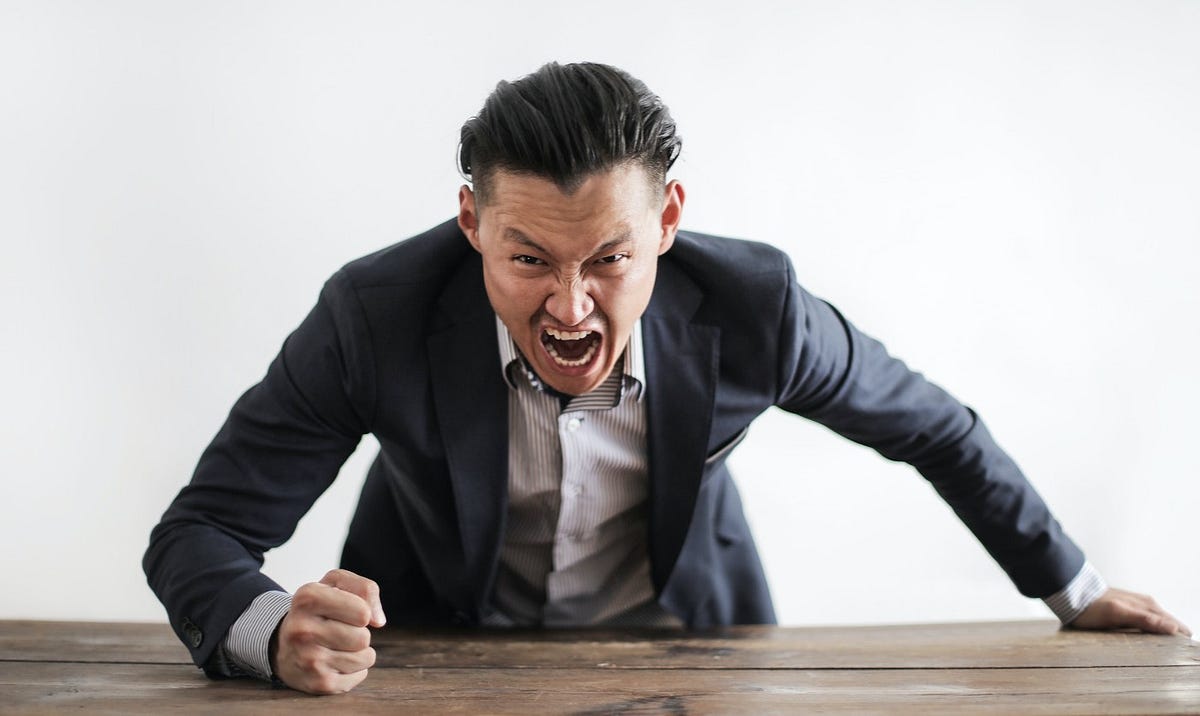 6 Toxic Boss Signs and How to Deal With Them