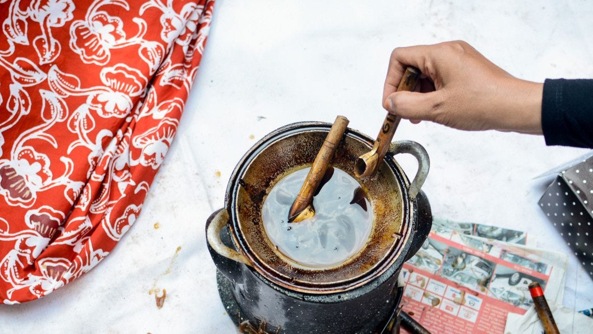 Lilin malam, bahan pewarna yang biasanya digunakan untuk mewarnai kain batik, sumber : https://images.app.goo.gl/irvzp5rEnnkW5VW77