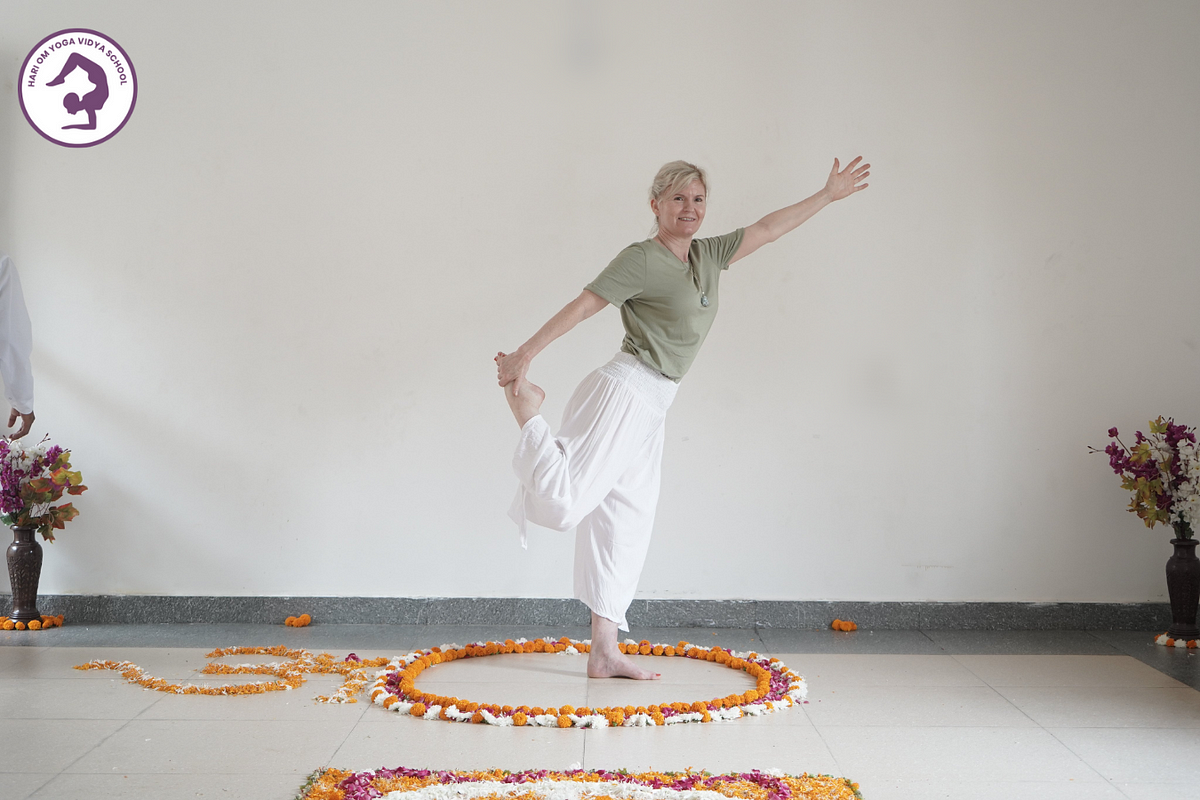 𝐆𝐚𝐫𝐮𝐝𝐚𝐬𝐚𝐧𝐚 𝐕𝐚𝐫𝐢𝐚𝐭𝐢𝐨𝐧𝐬- ( 𝐄𝐚𝐠𝐥𝐞 𝐏𝐨𝐬𝐭𝐮𝐫𝐞 ) -  Hari om Yoga Vidya School - Medium