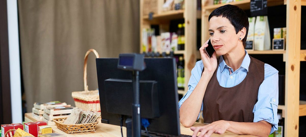 продавец рассказывает. кассирша в магазине. самозанятые женщины. продавец. продавец кассир.