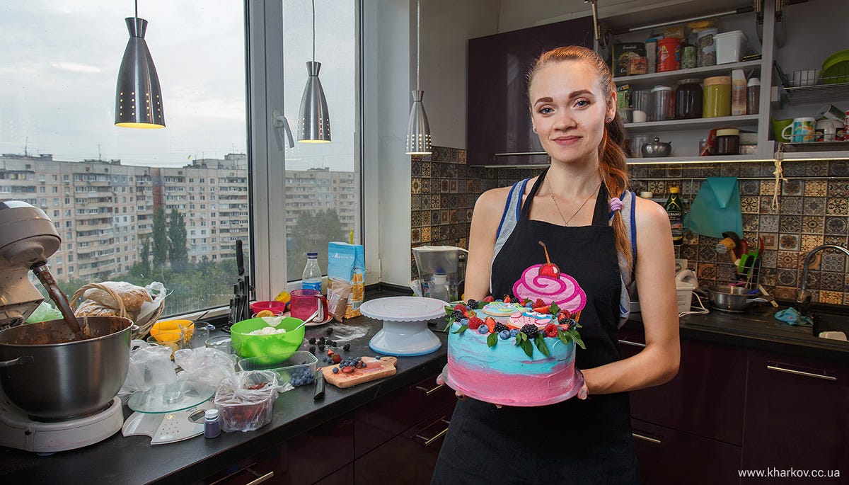 девушка печет торт. фотосессия кондитера. нужен кондитер домашний. девушка кондитер. полина филимонова кондитер.