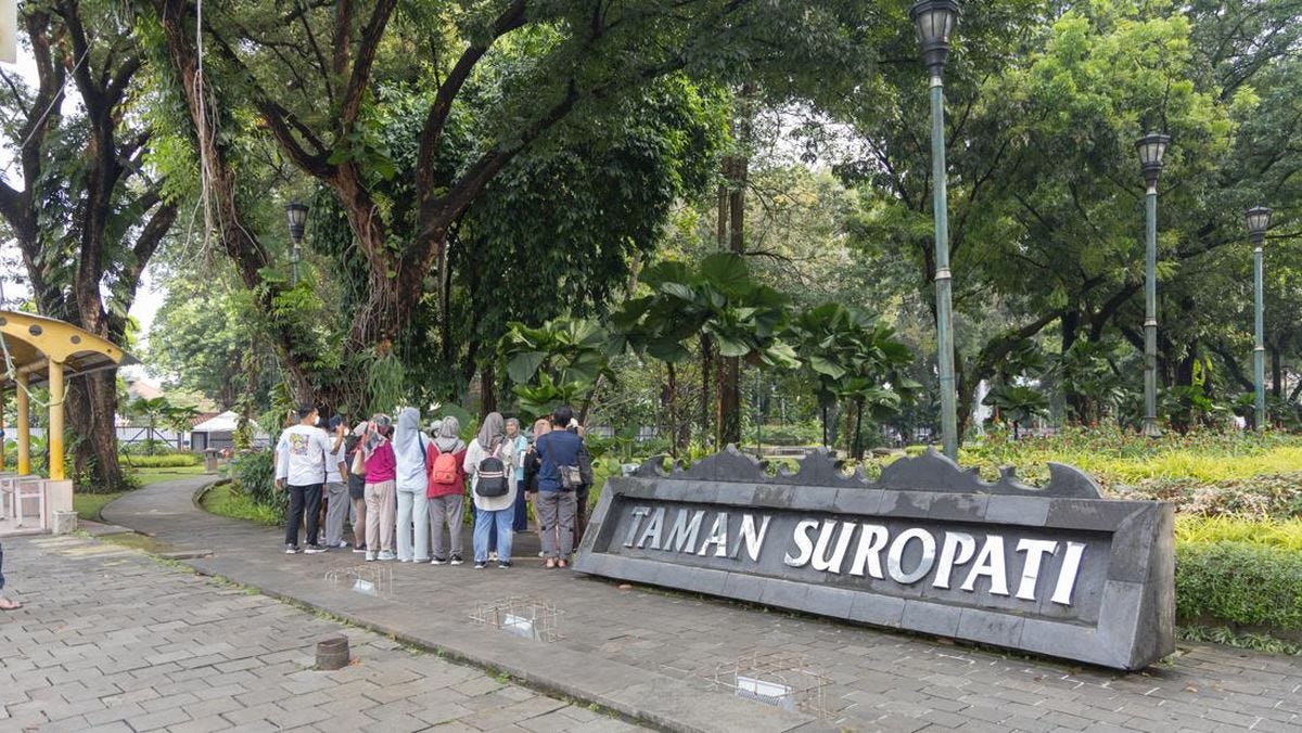 Taman Suropati menjadi titik awal pertanyaan tentang mengapa permukaan jalan tidak selalu dibuat sama. (Foto: Detik.com)