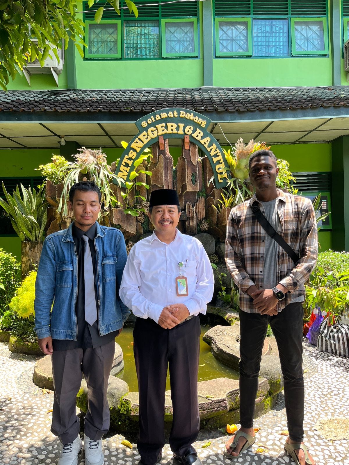 Welcoming a Guest from Africa, Head of MTsN 6 Bantul Engages in a Warm Dialogue at the Madrasah