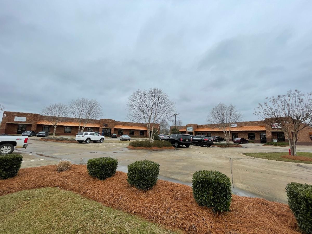 Why Should You Hire a Commercial Real Estate Broker to Negotiate a