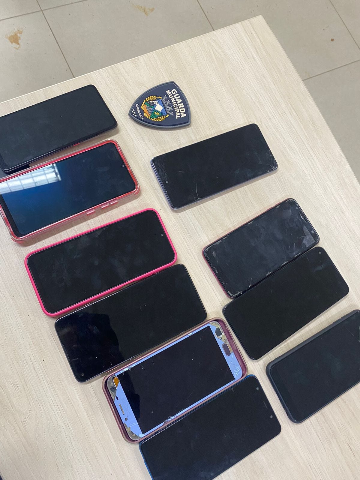 Guarda de Cariacica prende vendedor ambulante com celulares roubados em Campo Grande